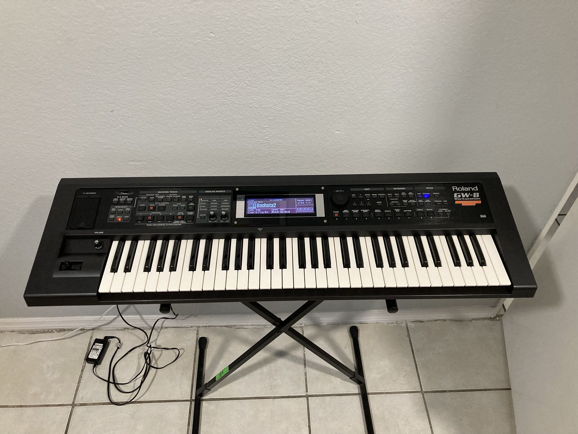 Roland Gw-8 Arranger Keyboard Workstation