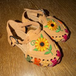 Girl’s sandals size 3