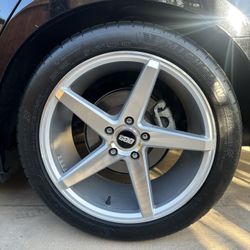18x8.5 ET38, 5x114.3, 255/40/18 Michelin 