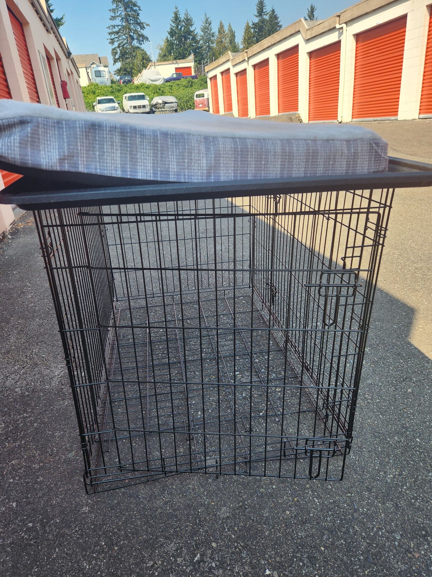 Large Dog Crate W/ Bedding 