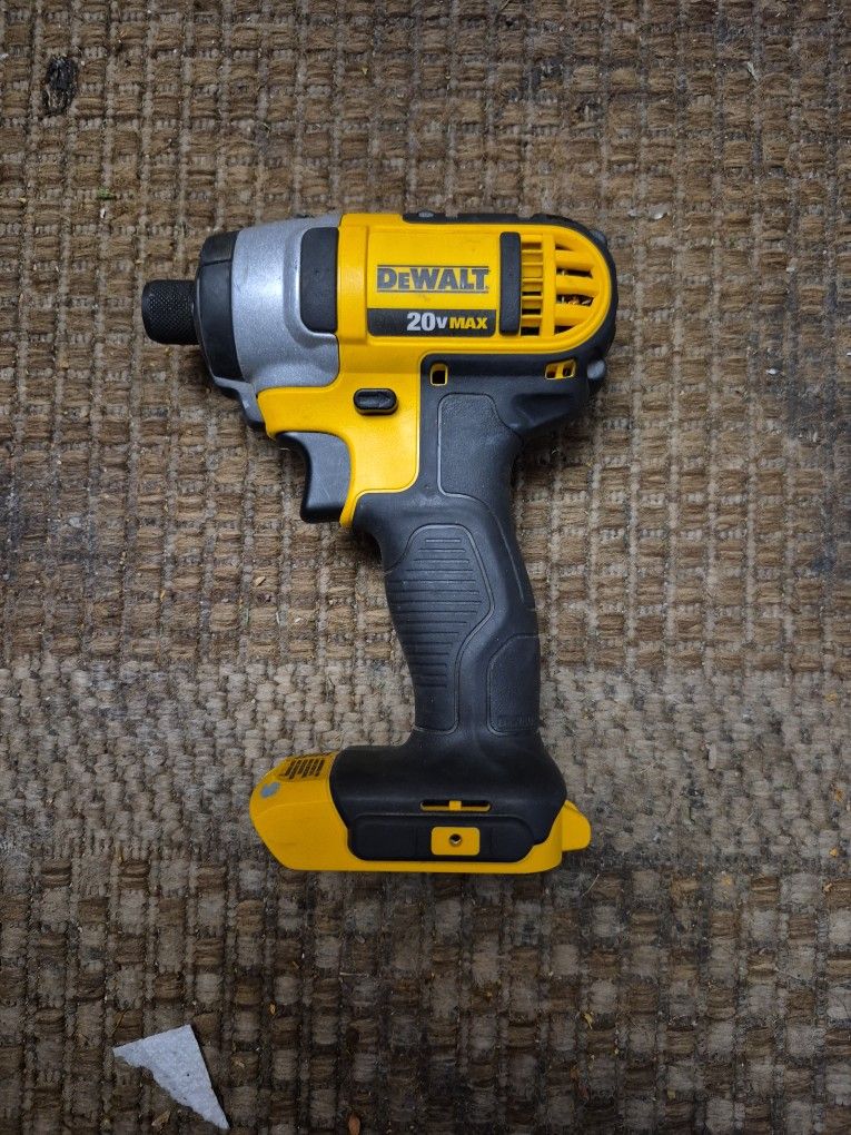 Dealt 20v (DCF885)