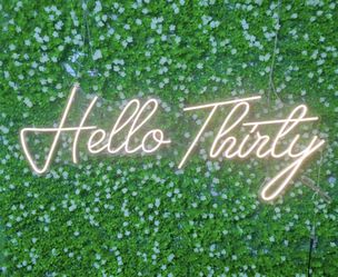 30th Birthday Decor: Neon Sign And Photo Props