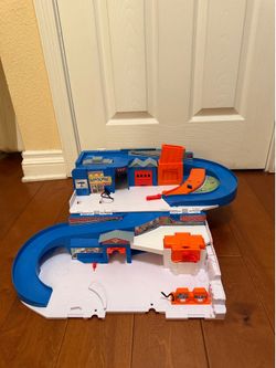 Hot Wheels car wash and service station
