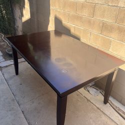 Table Set: 1 Table 6 Chairs: Negotiable 