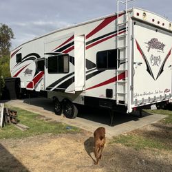 2014 Attitude Eclipse 5th Wheel Toyhauler 32’