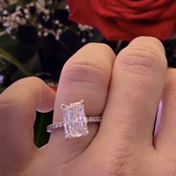 AMAZING Radiant Cut  3.25 carat Ring VS1, Color E , Elongated