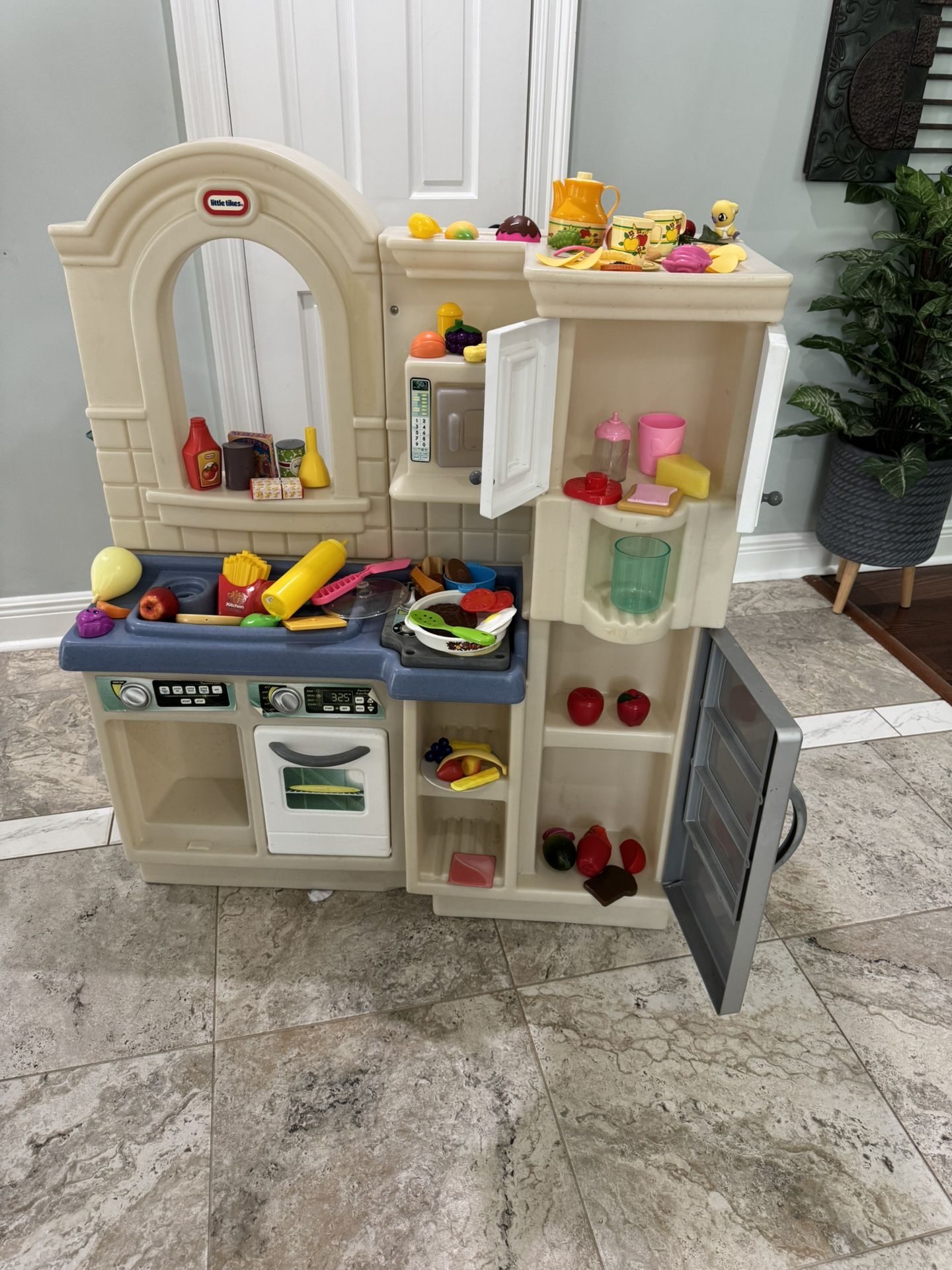 Kitchen play with grill, everything is included 