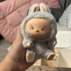 HAS OFFICIAL POPMART LABUBU V1