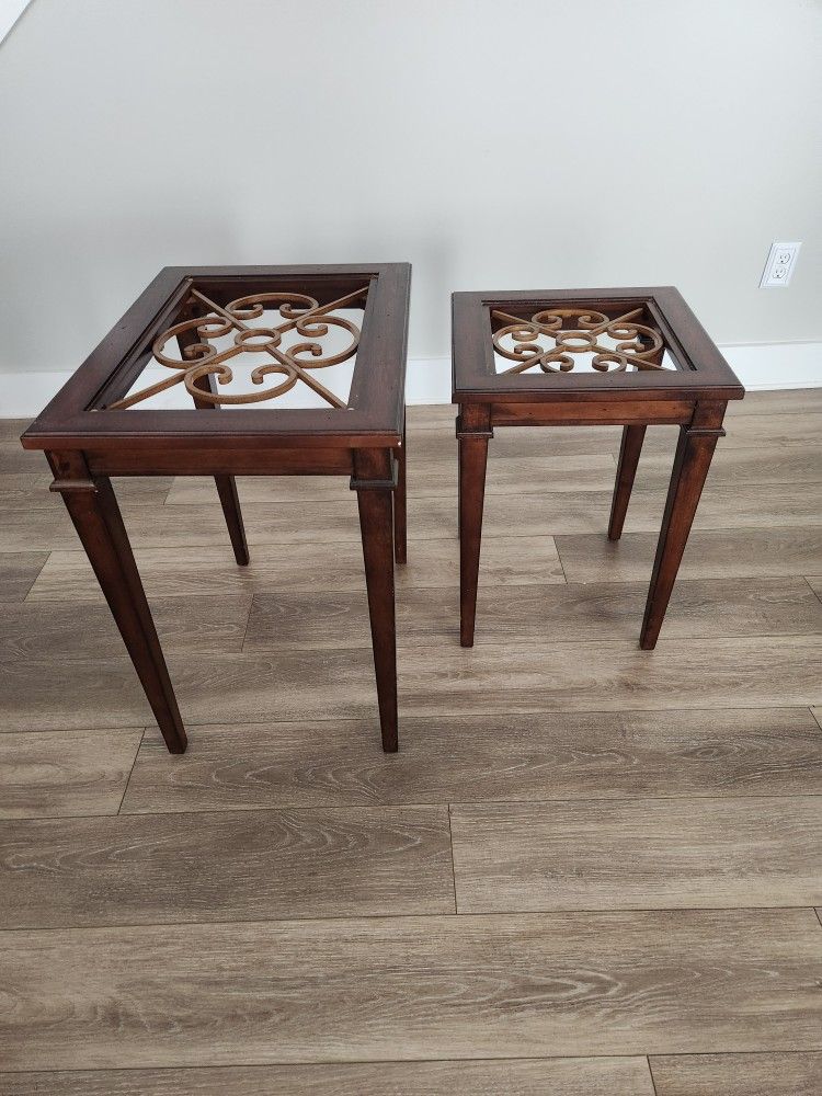 Raymour And Flannigan End Tables Set Of 2 Glass In Rhe Center