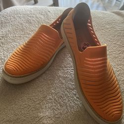 UGGS Size 6 Good Connection 