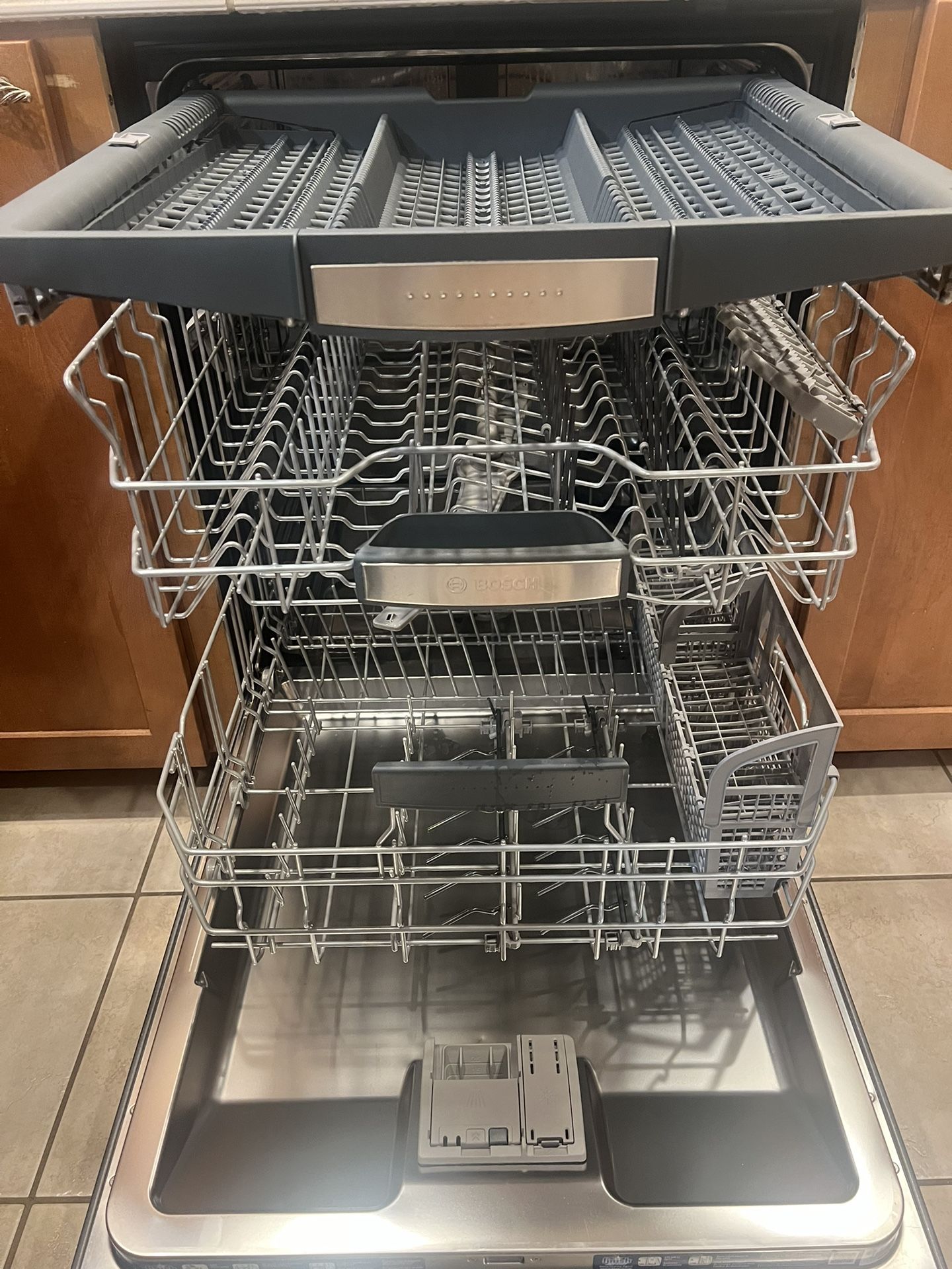Bosch 800 Series Top Control 24 in Smart Built In Dishwasher w