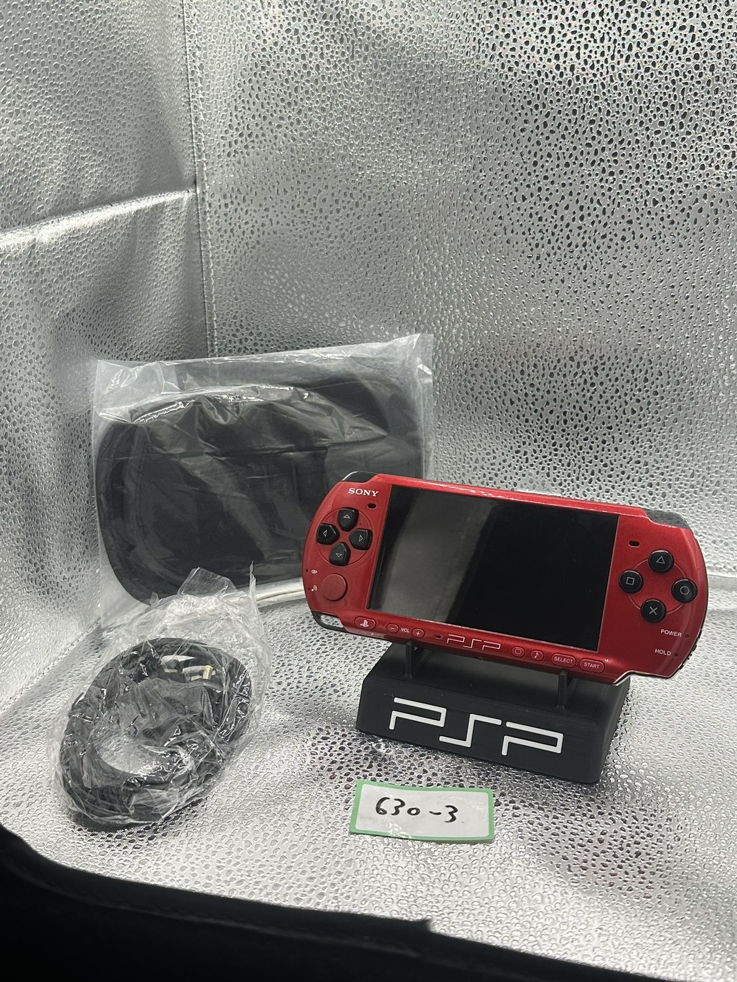 red & black psp 3000 w/accessories & new battery w/gass screen lens
