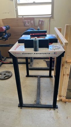 Arm wrestling table