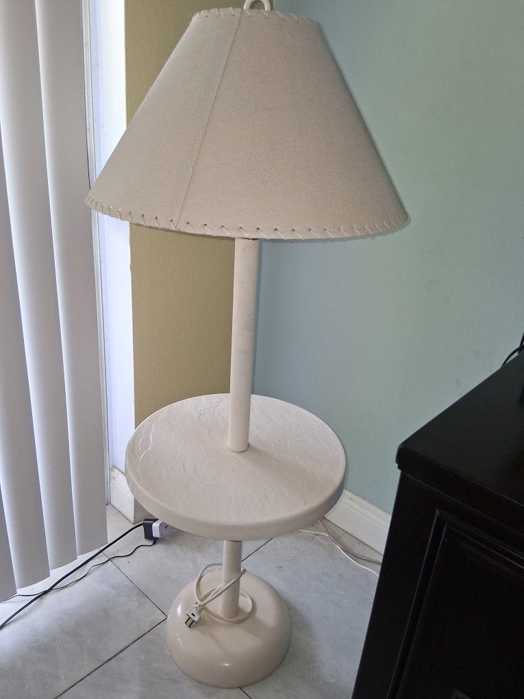 Family Room Lamp With Round Table