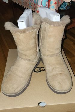 UGG Classic Knot Short Bow Natural Suede Sheepskin Boots Size 8.5