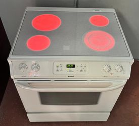 💥🔆🇺🇸☆Kenmore☆🇺🇸🔆💥 Slide-In Glass Top Stove in Great Condition