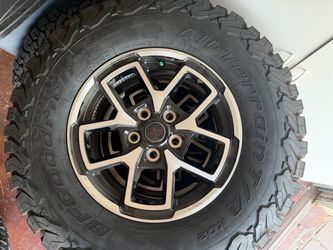2026 Jeep Rubicon OEM 17” Rims and Tires