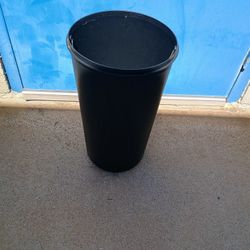 Medium Size Trash Can S In Plastic With Handle