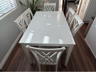 White dining table with a set of 6 chairs