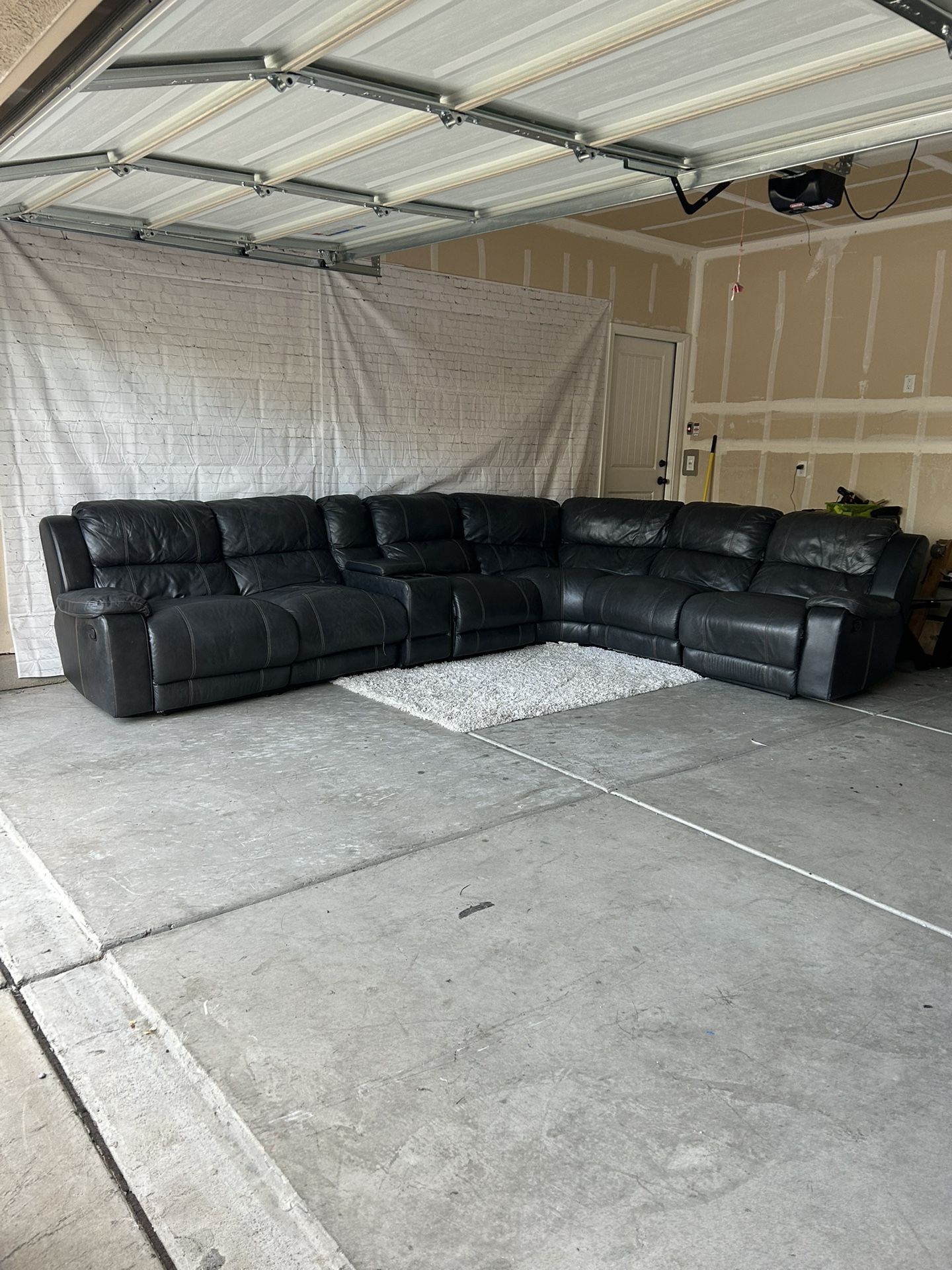 Black Reclining Leather Sectional (Delivery Available)