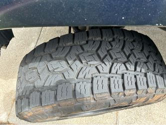 Toyo tires 18” LT 285 65 R18