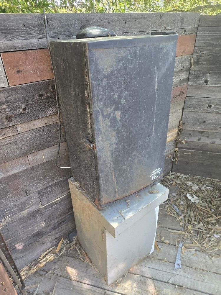 Electric Smoker With Metal Stand
