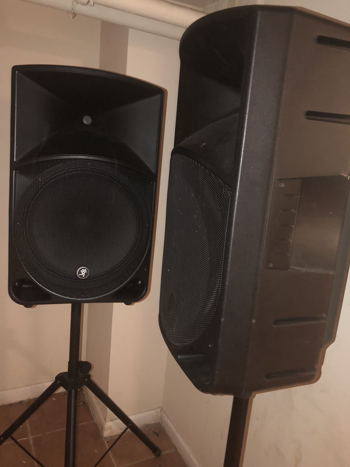 Mackie thump speakers