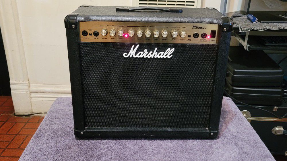 MARSHALL GUITAR COMBO AMPLIFIER MODEL MD30DFX SERIES 2 CHANNEL CLEAN AND DISTORTION 30 WATTS.