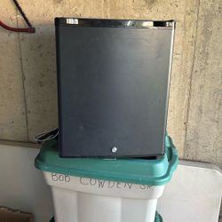Mini Fridge  12 Volt Or 110 Volt Practicly New 