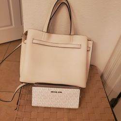 MICHEAL KORS WHITE HANDBAG WITH WALLET