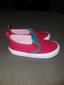 Strawberry toddler shoes/tennis (7t)