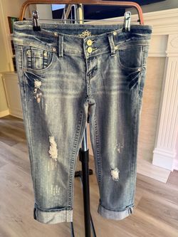 Almost Famous Size 9 Distressed Cuffed Denim Capris