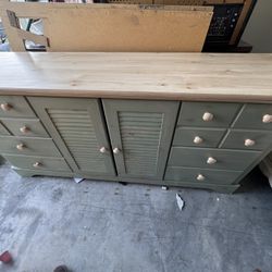Dresser With Mirror 
