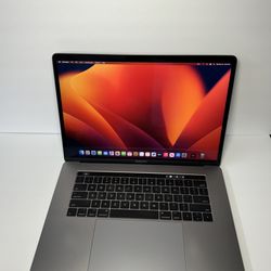 MacBook Pro 2017  15 inch w/TouchPad  Intel Core i7  16GB RAM  512 GB SSD  Intel Graphic Card MINT CONDITION👌🏽👌🏽