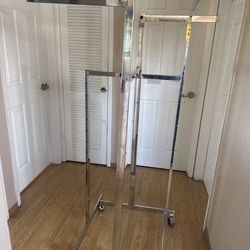 Sturdy and stylish rolling rack – perfect for boutiques, pop-ups, or extra closet space at home. Smooth wheels, strong frame, and great condition.