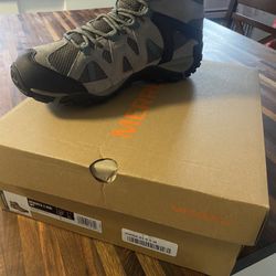 Merrell Womens Hiking Boots - Brand New - 30$