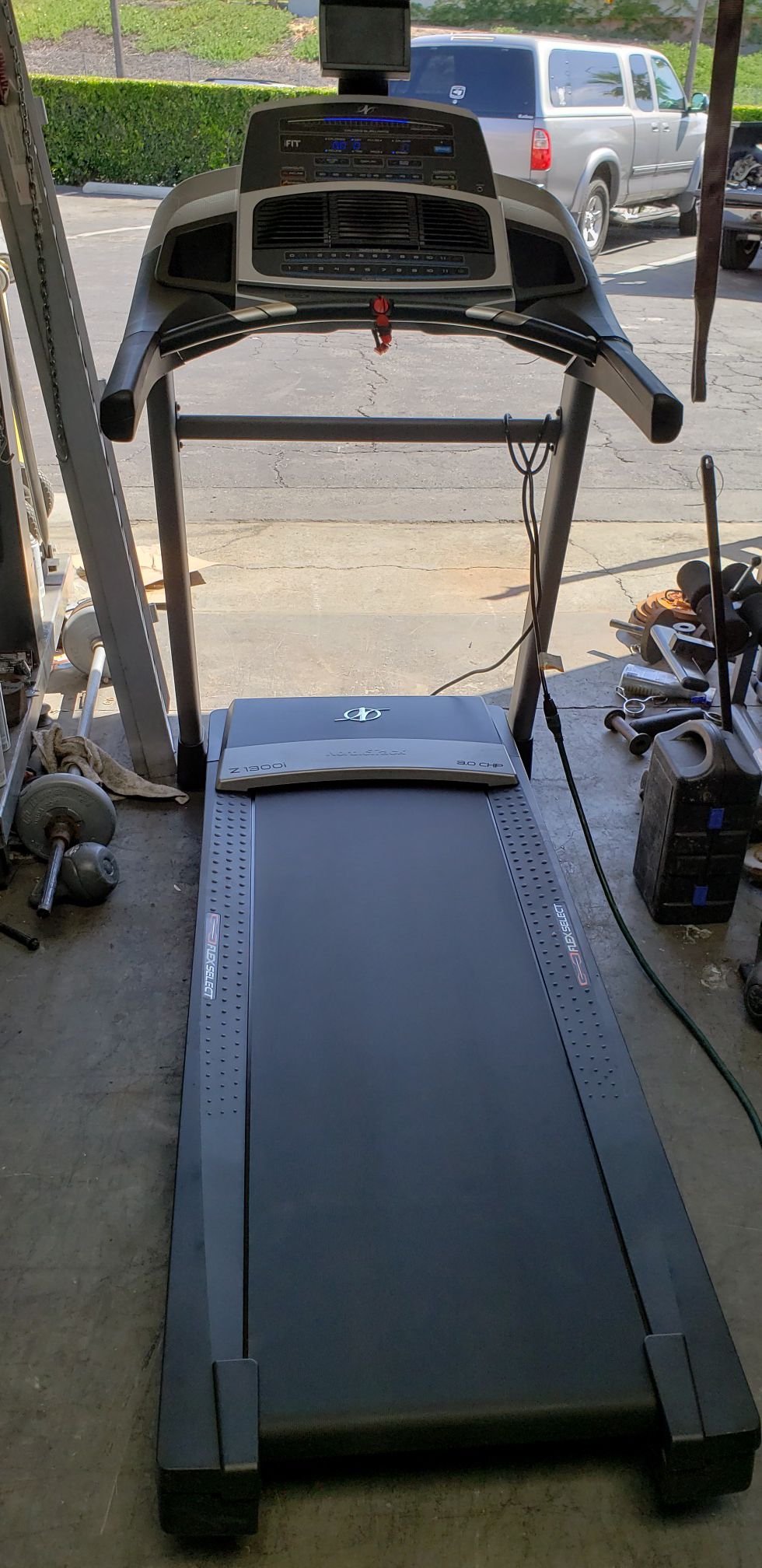 Nordictrack Z1300i treadmill 300lbs weight Capacity great cardio machine for your home gym