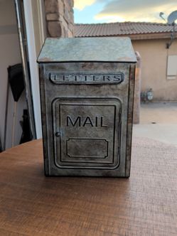 Rustic Mailbox Decor