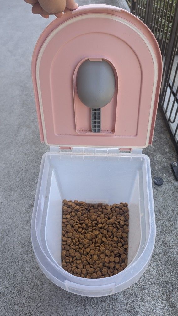 Air Tight Pet Food Storage Container With Scoop