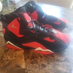 NIKE JORDANS