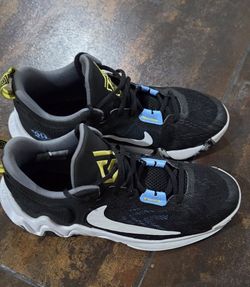 Nike Giannis Immortality 2 Basketball shoes youth size 5