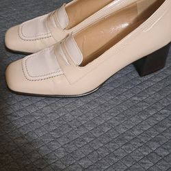 LIZ Claiborne Made In Italy Penny Loafers With Heels Two Tone Beige Leather Heels Size 6.5 Used Great Shape.