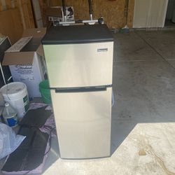 Magic Chef Mini Refrigerator with Freezer