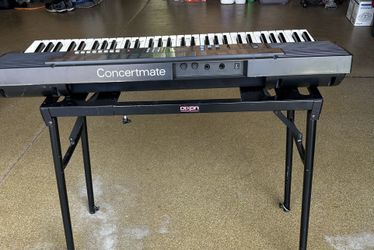 Concertmate 1100 Keyboard and Stand.