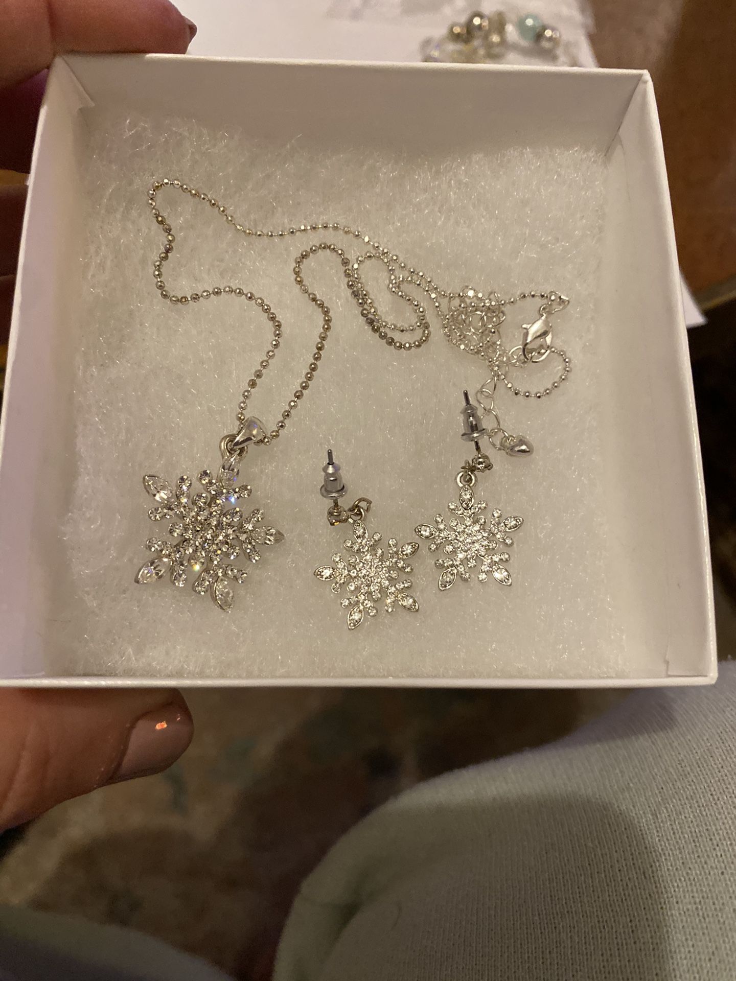 New In Box Snowflake  Necklace And Earring Set 