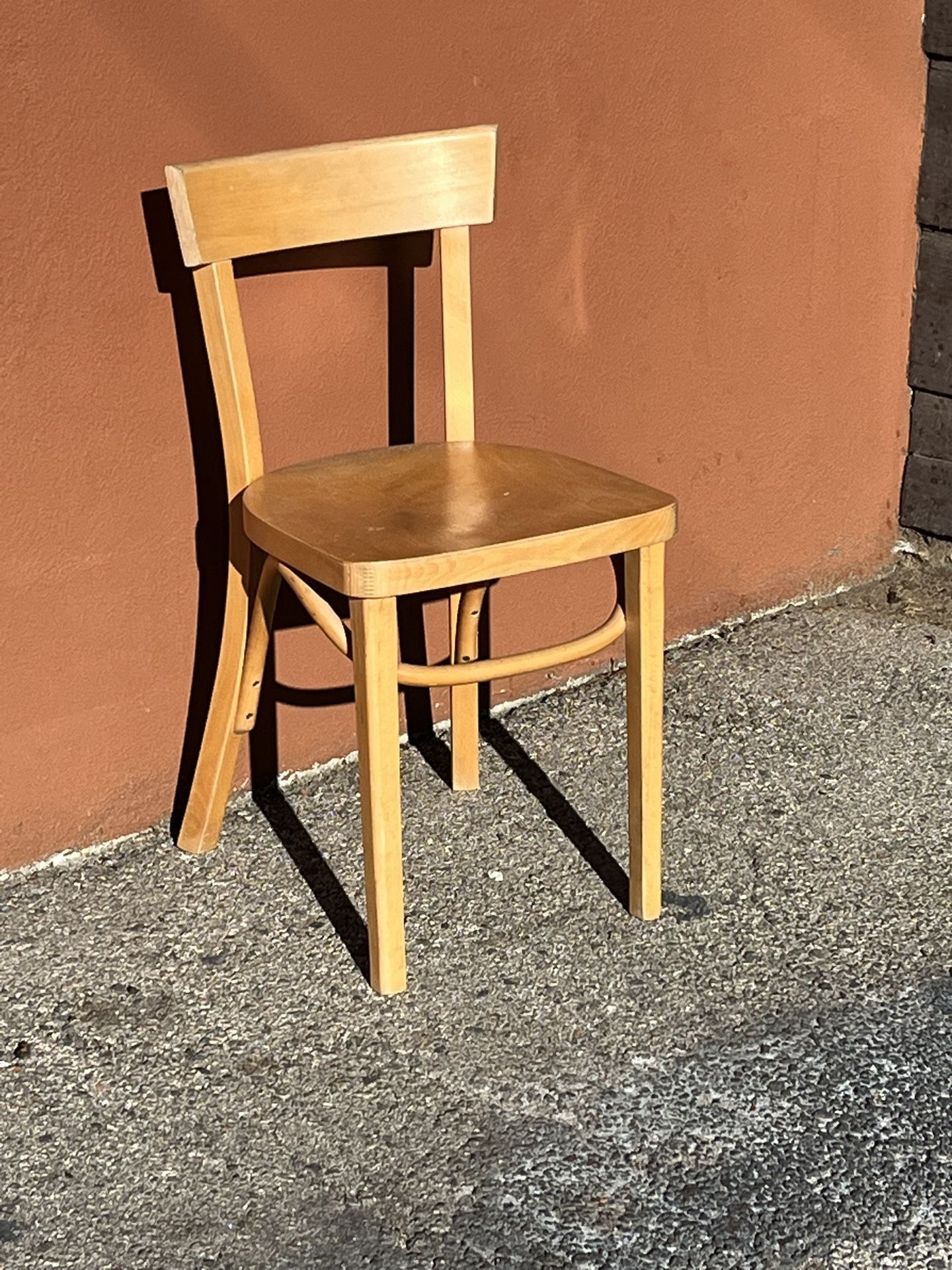 Vintage Thonet-Style Bentwood Bistro Dining Chair – Blonde Wood Description: Classic Thonet-style bentwood dining chair in blonde wood finish. Featur