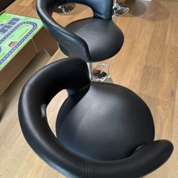 Selling 2 Bar Stools 