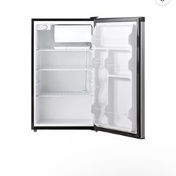 Daewoo - 4.4 Cu. Ft. Compact Refrigerator - Silver