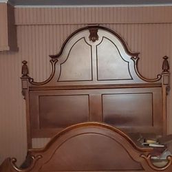 Lexington  Victorian Sampler Collection Mansion Queen Size Bed