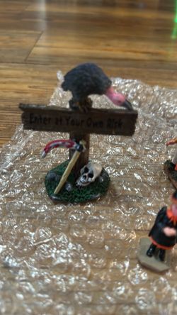 Halloween Resin Sign Figurine with Vulture